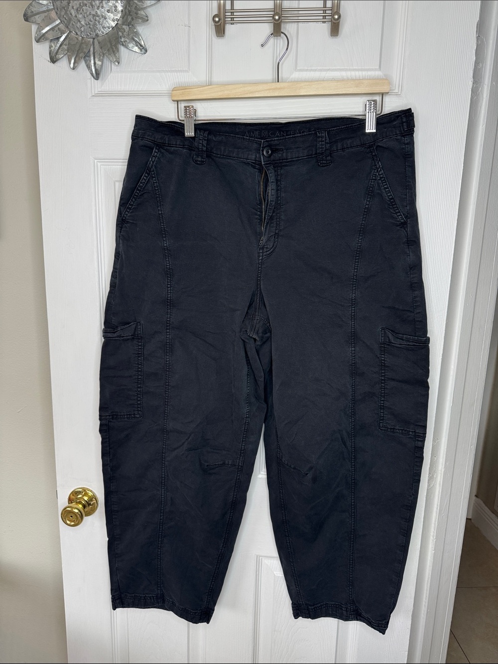 American Eagle Outfitters Women’s Black Stretch Cargo Pants Sz 16 Regular.